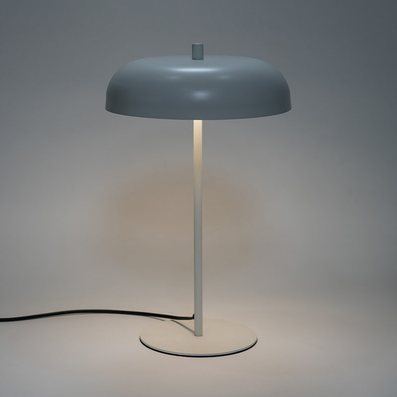 Đèn bàn kim loại cổ điển LED