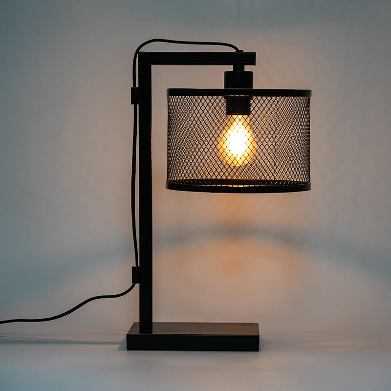 Đèn bàn trang trí sắt rèn