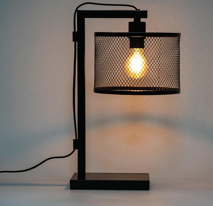 Làm thế nào để đèn bàn trang trí sắt rèn đảm bảo tính ổn định và độ bền của sản phẩm?