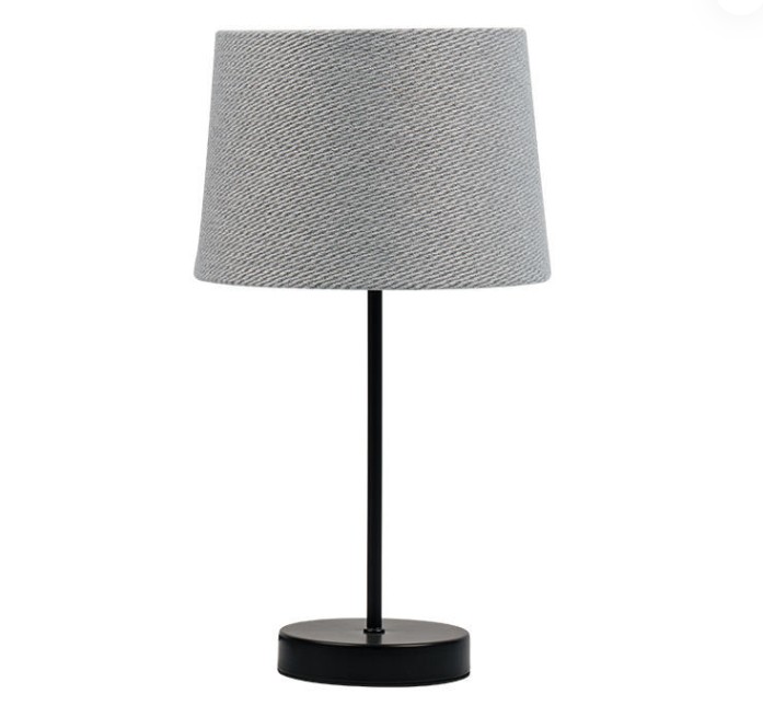 Làm thế nào để chao đèn của đèn bàn vải phần cứng retro này ảnh hưởng đến hiệu ứng tán xạ của ánh sáng?